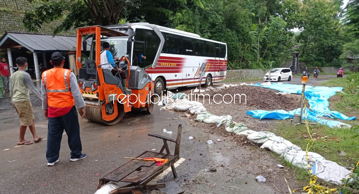 AMBLES - Badan jalan menuju kampung halaman mantan Presiden SBY ambles di Desa Wates, Kecamatan Slahung, Ponorogo mulai diperbaiki dan ditargetkan segera kembali normal dilalui dua jalur lagi karena saat ini dengan sistem buka tutup, Senin (08/02/2021).