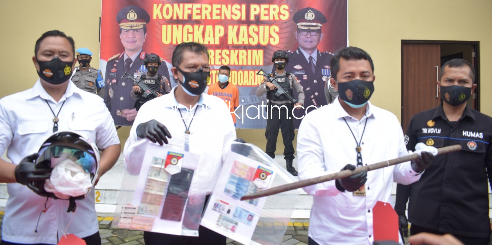 DITAHAN - Tersangka kasus penganiayaan, Jupri (57) warga Desa Ganggangkepuhsari, Kecamatan Balongbendo, Sidoarjo yang menganiaya janda dan selingkuhannya ditahan Satuan Reskrim Polresta Sidoarjo, Senin (08/02/2021).