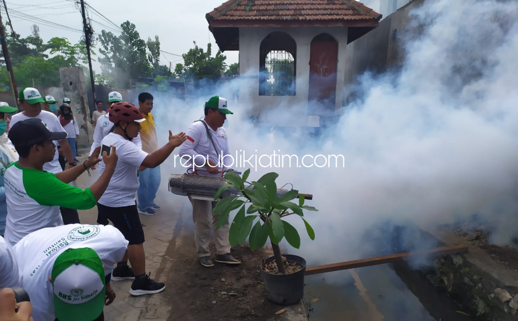 FOGGING - Bacabup Sidoarjo, Bambang Haryo Soekartono menggelar fogging di Desa Tambaksumur serta pembersihan Sungai Desa Tropodo dan pemeriksaan kesehatan di Pasar Wadungasri, Kecamatan Waru, Sidoarjo bersama timnya, Minggu (09/02/2020).