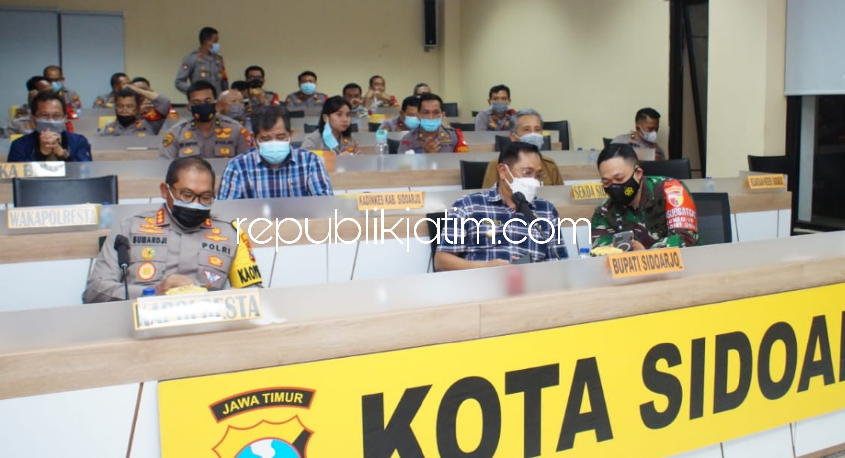 RAPAT - Pj Bupati Sidoarjo, Hudiyono bersama Kapolresta dan Dandim 0816 Sidoarjo saat rapat koordinasi dengan Gubernur Jawa Timur dan Forkopimda Jatim via zoom di Polresta Sidoarjo, Senin (08/02/2021) malam.
