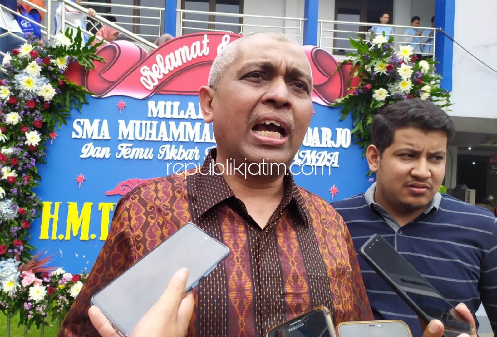 KETERANGAN - Ahmad Riyadh Bahalmar, Penasehat Hukum Bupati Sidoarjo, Saiful Ilah memberikan keterangan pers di Smamda Sidoarjo, Minggu (09/02/2020).