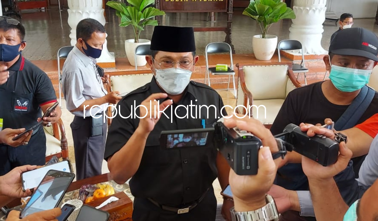 KETERANGAN - Pj Bupati Sidoarjo, Hudiyono memberikan keterangan pers ke para jurnalis di Pendopo Delta Wibawa. 