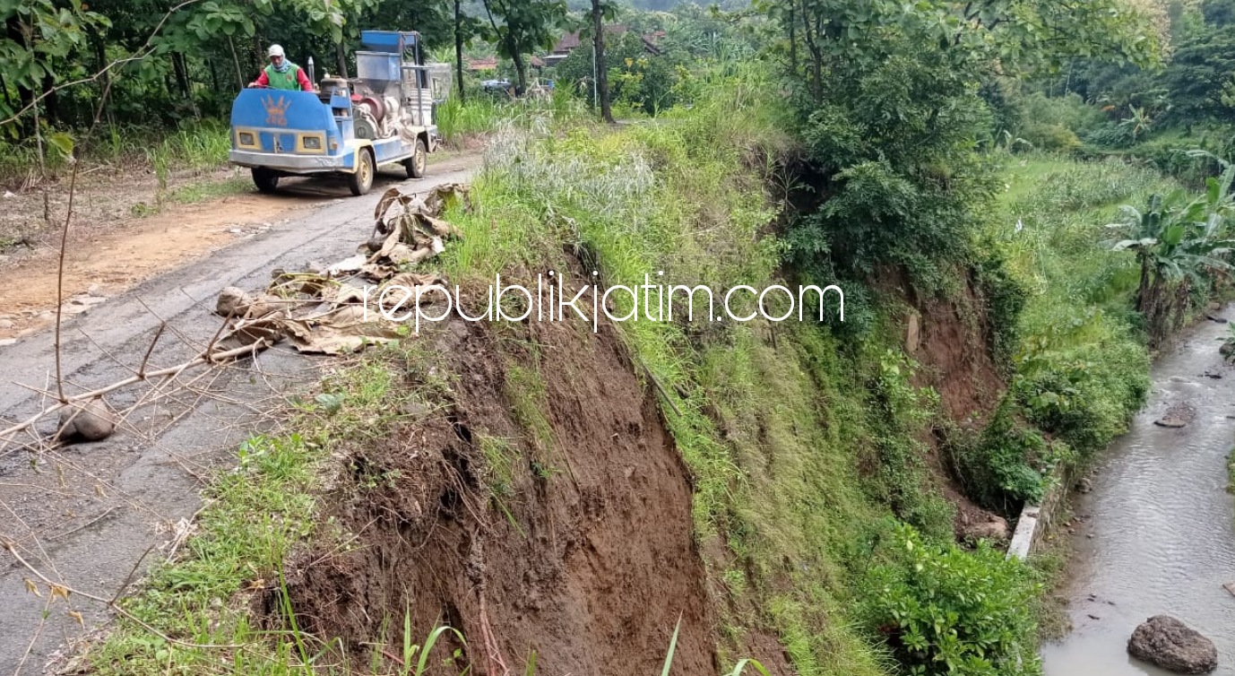 LONGSOR - Satu-satunya jalan antar dusun untuk warga 3 RT di Dusun Sumberjo, Desa Munggu, Kecamatan Bungkal, Ponorogo terancam putus diterjang arus sungai di bawahnya, Selasa (09/02/2021).