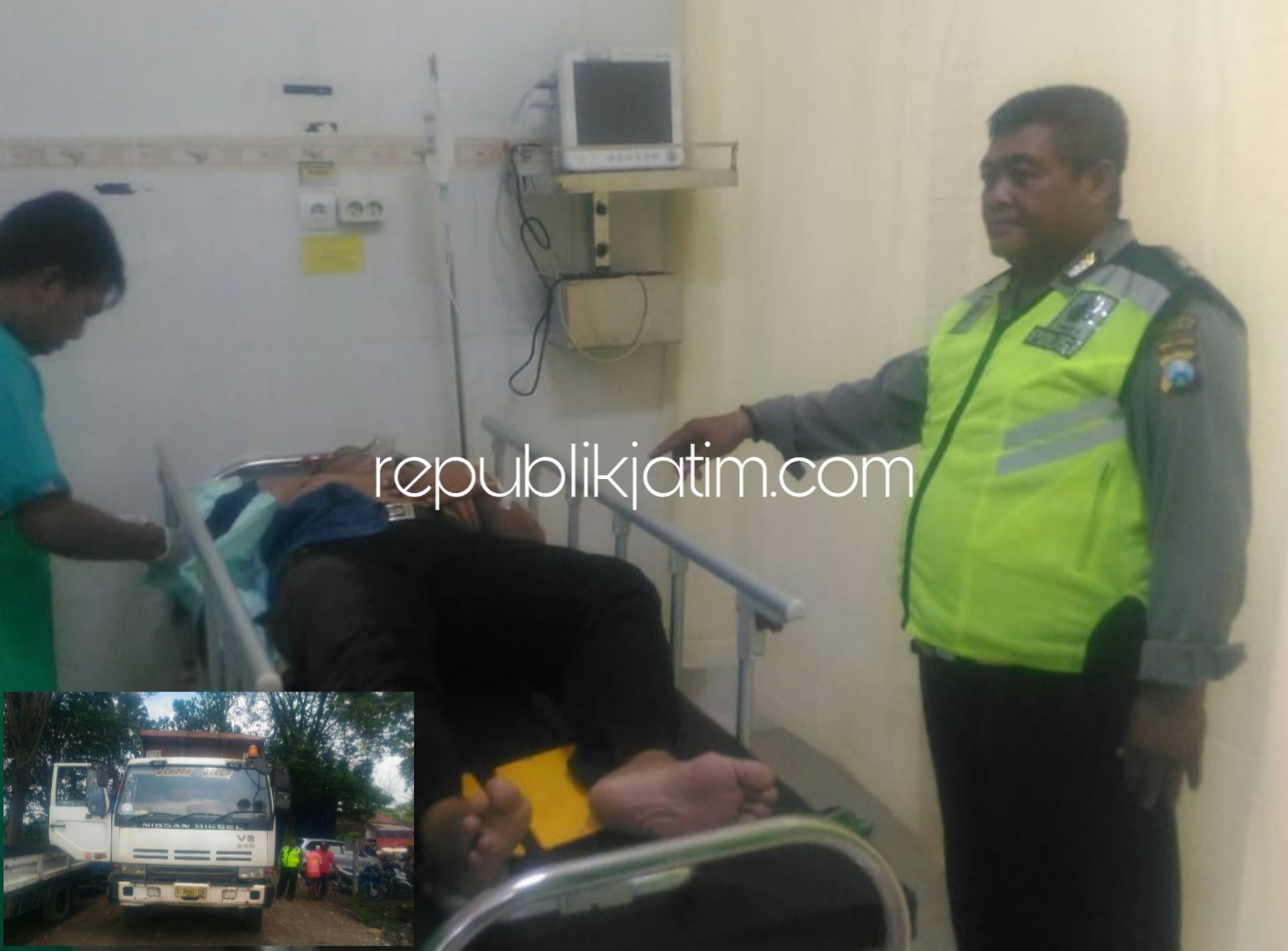 DIRAWAT - Korban kecelakaan, Joko Santoso (42) Pekerjaan Pegawai Negeri (PNS) asal Desa Jatikalang, Kecamatam Prambon, Sidoarjo dirawat di rumah sakit setelah motornya tersenggol dum truk, Jumat (08/02/2019).