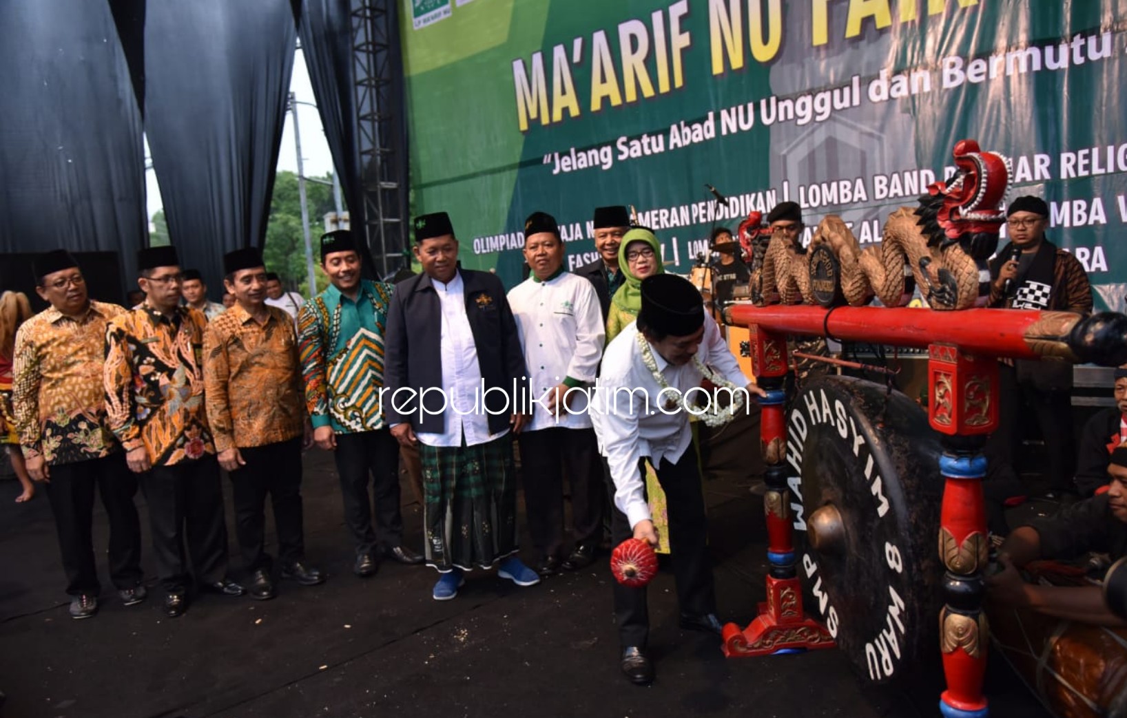 PEMBUKAAN - Simbol dimulainya LP Ma'arif NU Fair ditandai Wabup Sidoarjo, Nur Ahmad Syaifuddin memukul gong dan penyerahan cinderamata dari Ketua LP Ma'arif NU kepada Wakil Bupati Sidoarjo di Alun-Alun Sidoarjo, Jumat (07/02/2020) petang.
