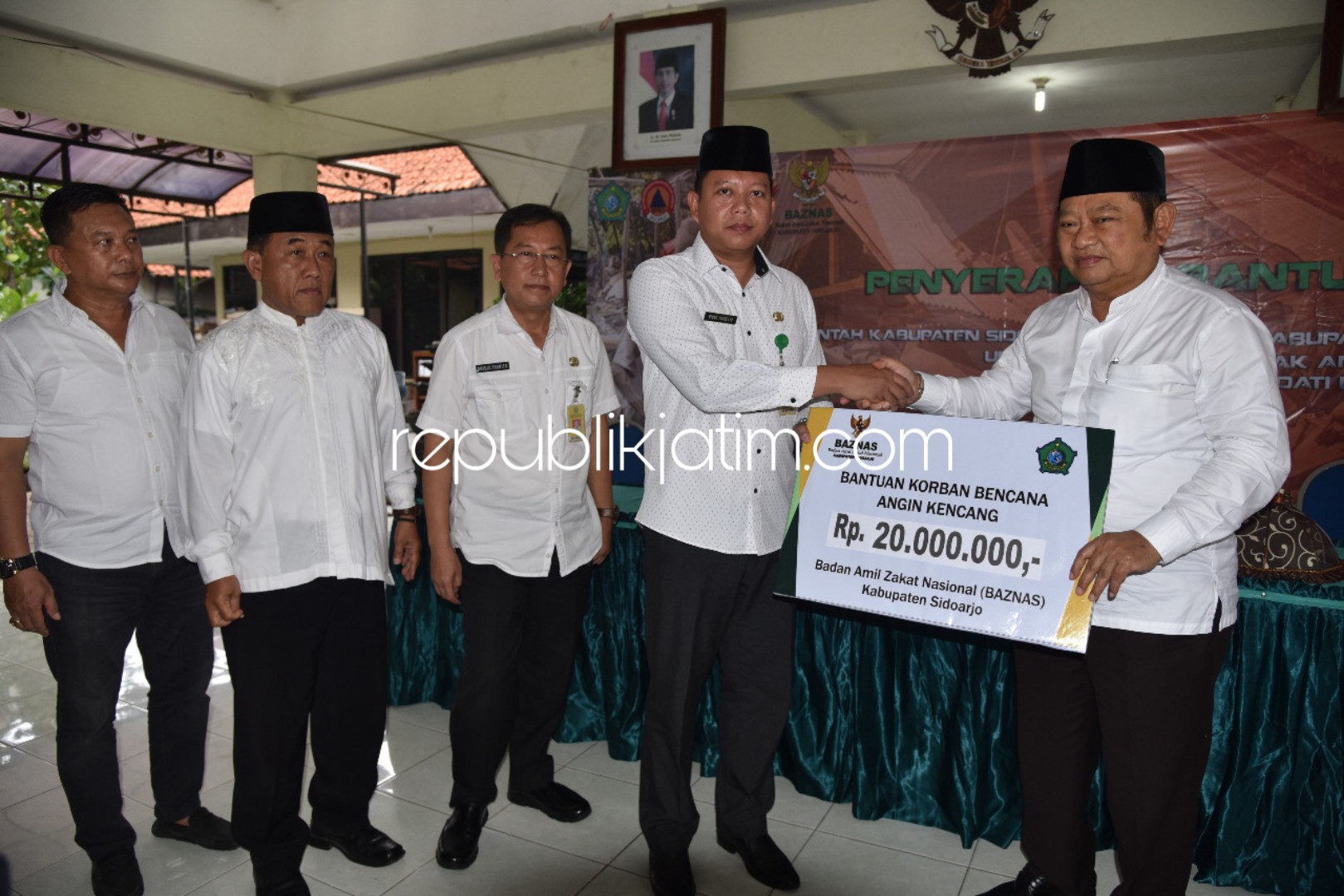 BANTUAN - Bupati Sidoarjo, Saiful Ilah menyerahkan bantuan korban puting beliung secara simbolis kepada Camat Sedati, Ridho Prasetyo serta Camat Buduran dan Wonoayu di Kecamatan Sedadi, Sidoarjo, Jumat (08/02/2019).