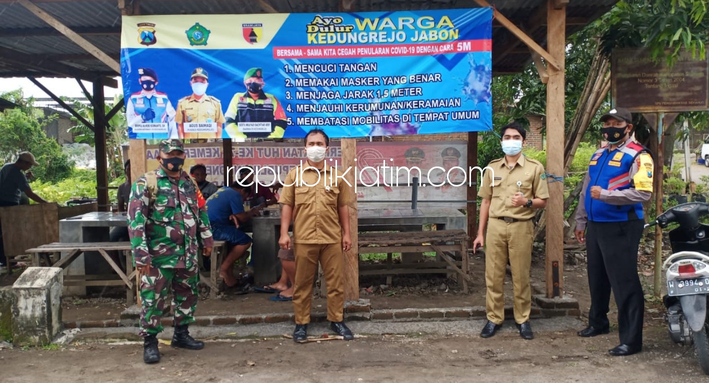 HIMBAUAN - Pemasangan banner himbauan agar warga mematuhi protokol kesehatan dilakukan tiga pilar yakni Bhabinkamtibmas, Babinsa, dibantu Kades atau Lurah bersama staf dan masyarakat Desa Kedungrejo, Kecamatan Jabon, Sidoarjo, Senin (08/02/2021).