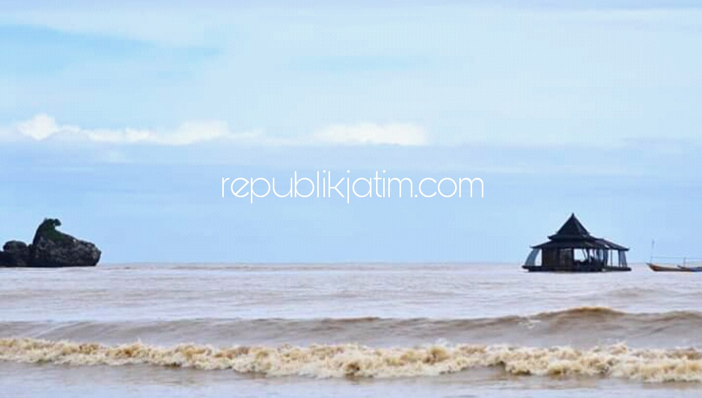 HANYUT -Warga Kelurahan Ploso, Kecamatan/Kabupaten Pacitan dihebohkan masjid hanyut dibawa arus pantai dengan kondisi tetap berdiri kokoh meski terombang ambing ke tengah pantai, Rabu (10/02/2021) dini hari.