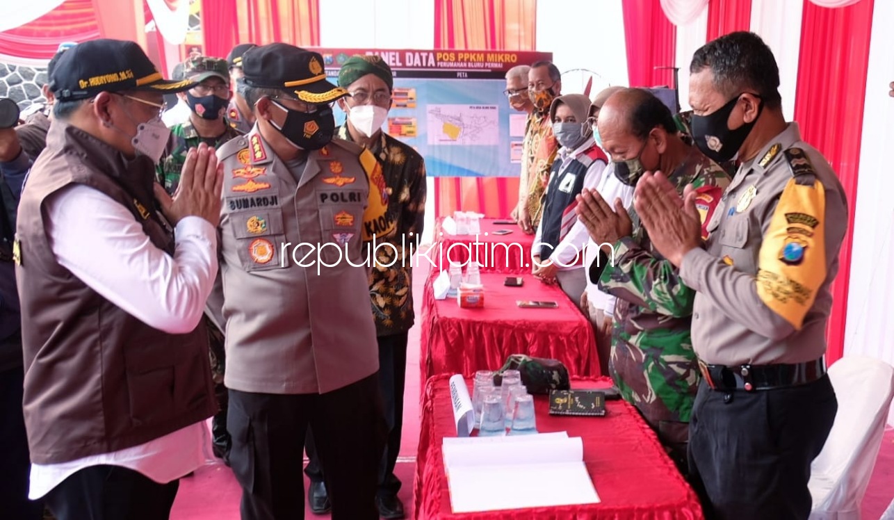 CEK - Pj Bupati Sidoarjo, Hudiyono dan Kapolresta Sidoarjo, Kombes Pol Sumardji mengecek pelaksanaan PPKM Mikro di Perumahan Blurukidul Regency, Desa Blurukidul, Kecamatan/Kabupaten Sidoarjo, Rabu (10/02/2021).