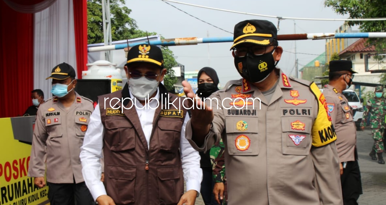 PASTIKAN - Pj Bupati Sidoarjo, Hudiyono memastikan warga yang masuk Sidoarjo saat libur panjang Imlek 2021 harus siap-siap dirapid antigen, Rabu (10/02/2021). 