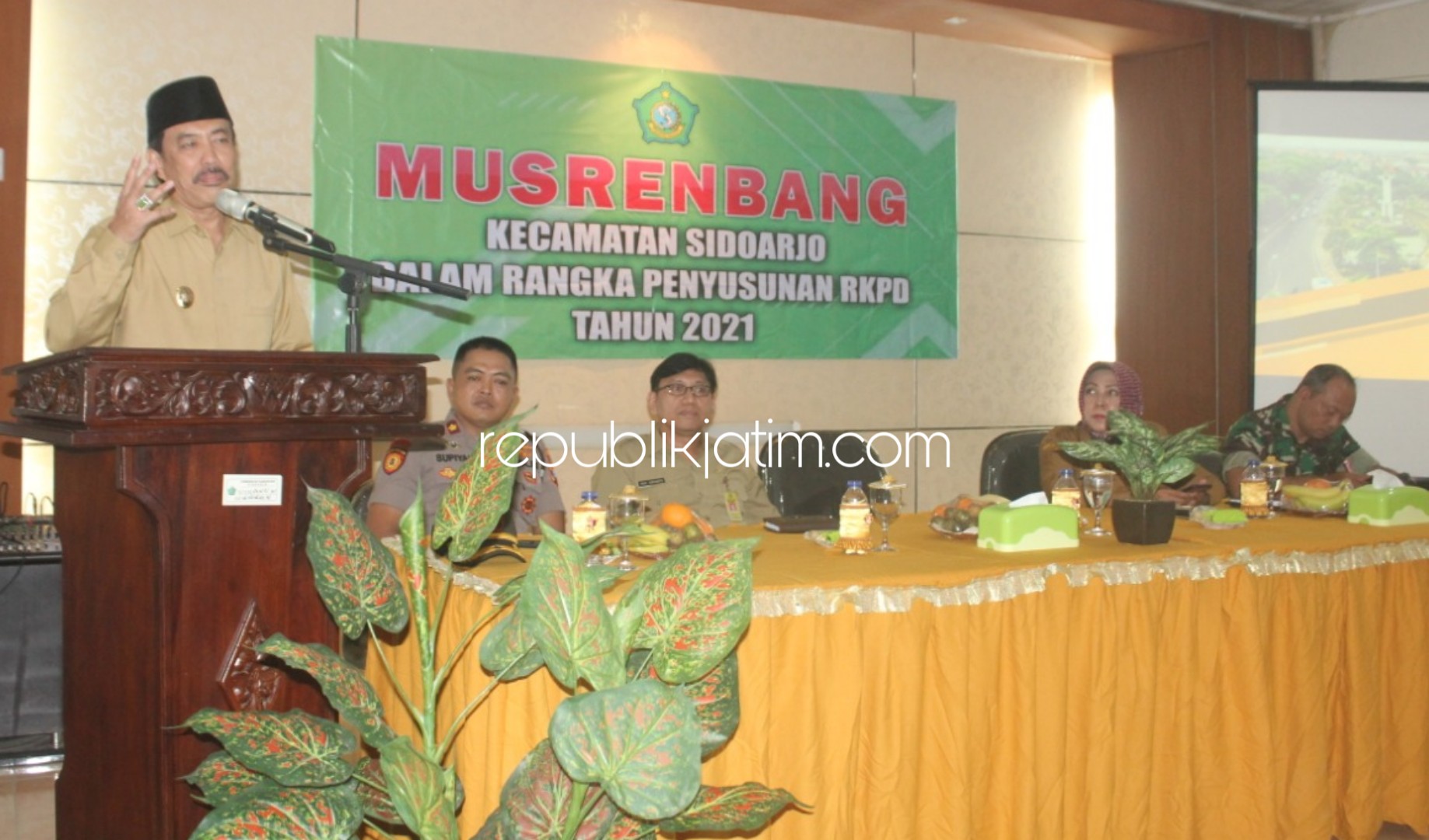 PAPARAN - Wabup Sidoarjo, Nur Ahmad Syaifuddin memberikan paparan soal Musrenbang di Aula Kecamatan Sidoarjo, Senin (10/02/2020).