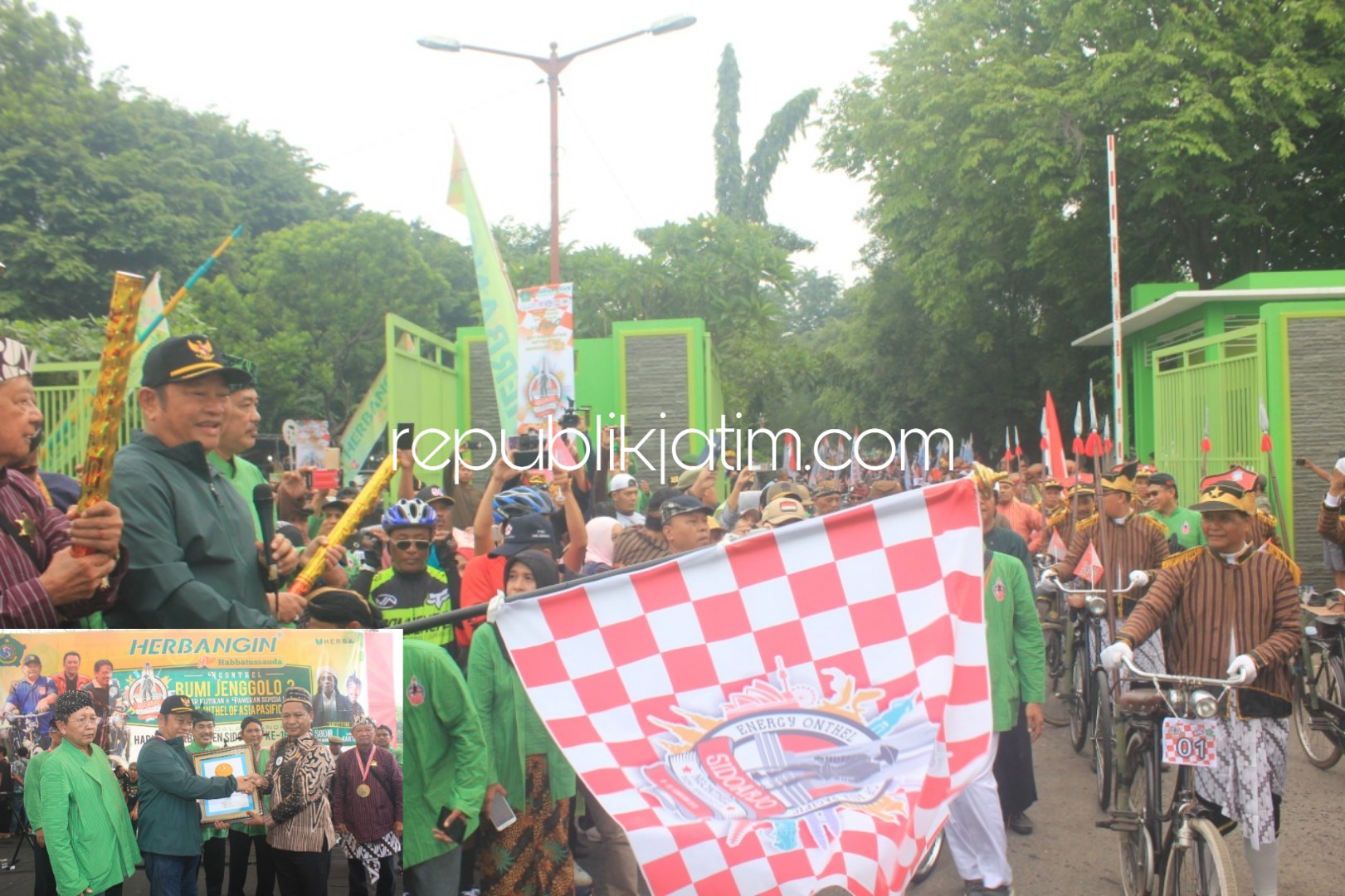 BERANGKATKAN - Bupati Sidoarjo, Saiful Ilah memberangkatkan 12.000 onthelis di GOR Sidoarjo dan berhasil memecahkan rekor LEPRID dengan jumlah peserta mencapai 12.000 orang, Minggu (10/02/2019).