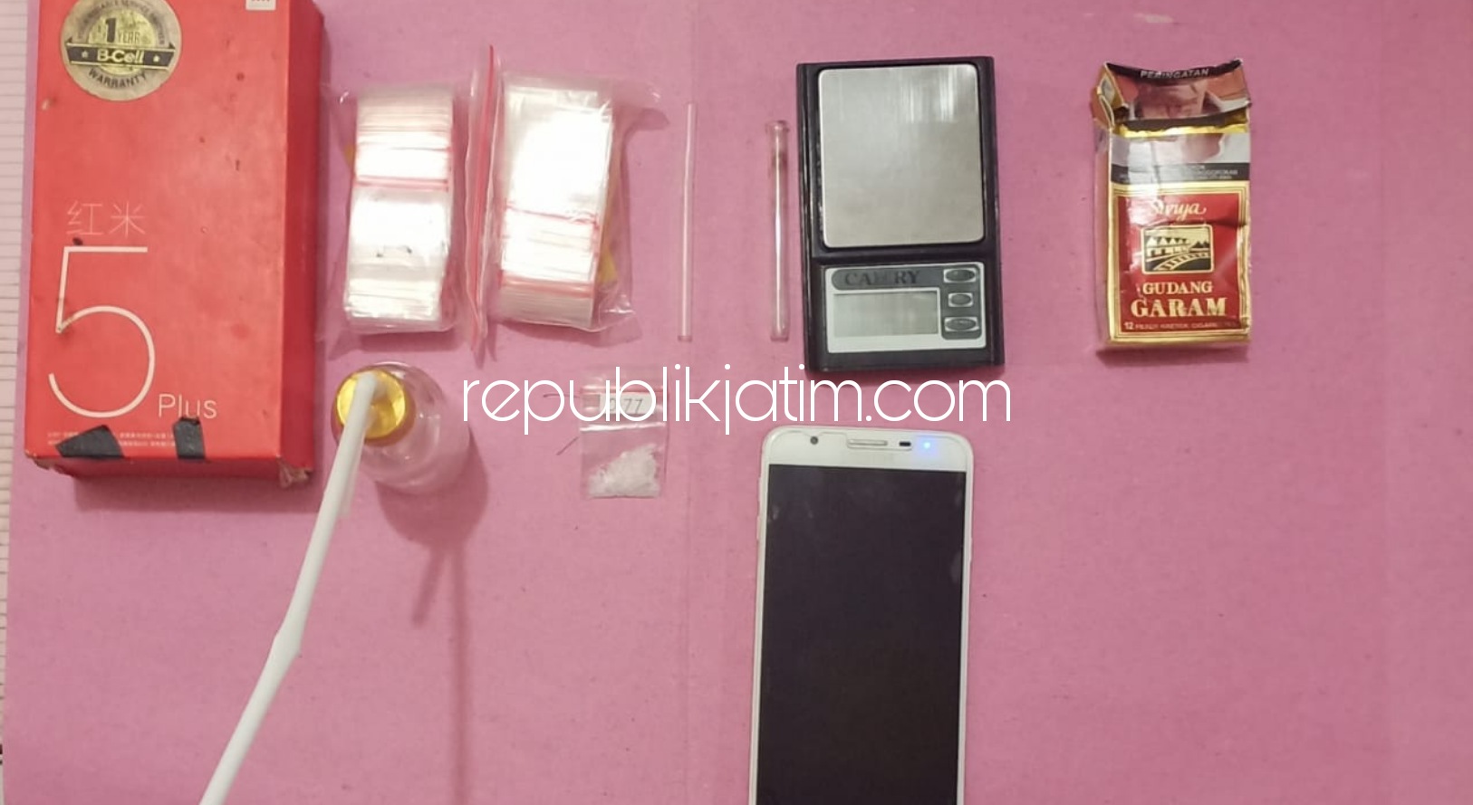 DIRINGKUS - Petugas Polsek Krian meringkus pengedar sabu-sabu, Riyo Vadeli (27) warga Dusun Gamping Tengah, Desa Gamping, Kecamatan Krian, Sidoarjo beserta sejumlah barang buktinya, Rabu (10/02/2021).