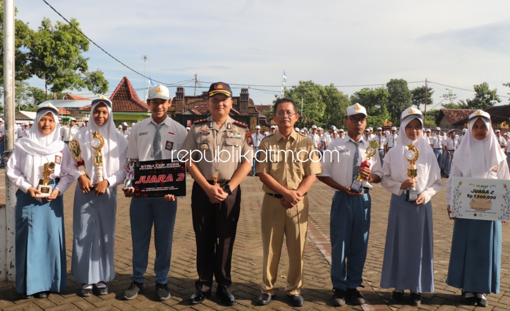 UPACARA - Kapolres Ponorogo, AKBP Arief Fitrianto saat menjadi inspektur upacara bendera di SMAN 3 Ponorogo dan memberi hadiah kepada para siswa berprestasi di sekolah itu, Senin (10/02/2020).