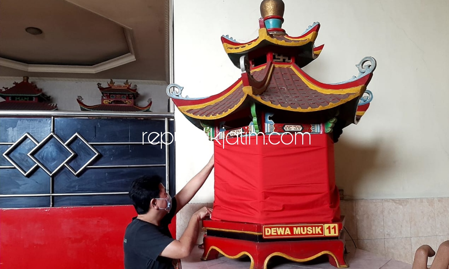 BERSIHKAN - Pengurus Klenteng Teng Swie Bio Krian, Sidoarjo membersihkan dan merapikan isi klenteng menjelang Tahun Baru Imlek (Tahun Kerbau Logam) Tahun 202, Selasa (09/02/2021).