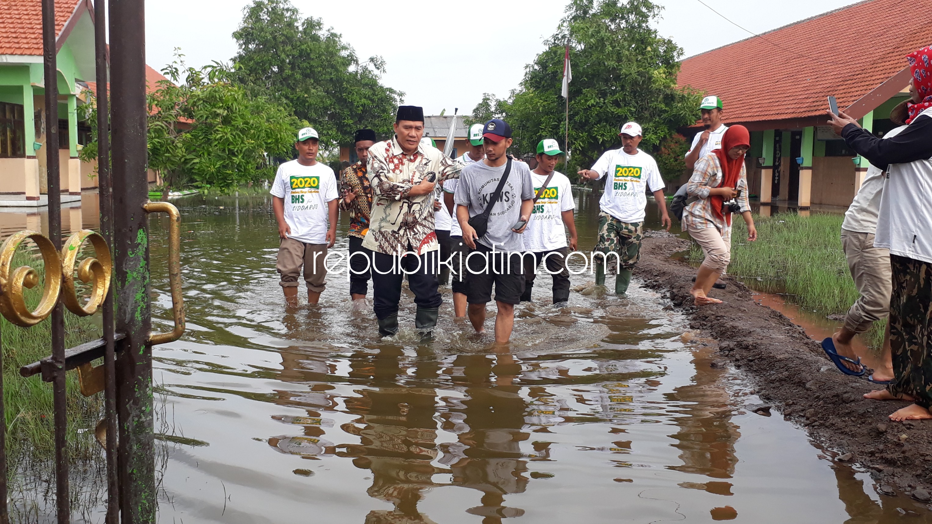 BANJIR - Bacabup Sidoarjo, Bambang Haryo Soekartono dan tim mengecek kondisi banjir yang menggenangi SDN Banjarasri dan sungai bertumpukan sampah yang ada di perbatasan Desa Kedungbanteng, Kecamatan Tanggulangin, Sidoarjo, Selasa (11/02/2020).
