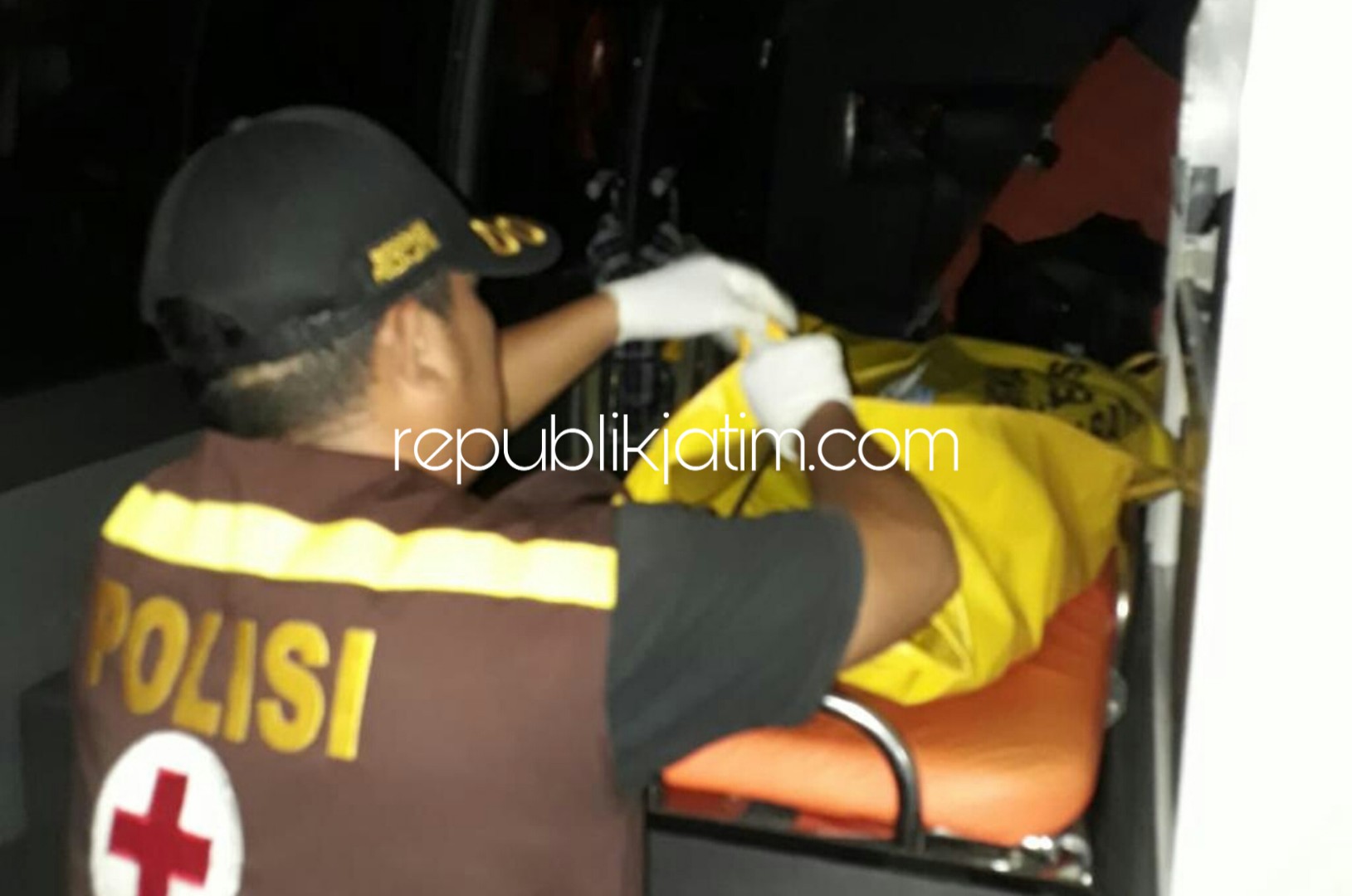 EVAKUASI - Dharu Prihartanto (55) penghuni kamar kos di Desa Pepelegi, Kecamatan Waru, Sidoarjo ditemukan dalam kondisi membusuk, Minggu (10/02/2019) malam.