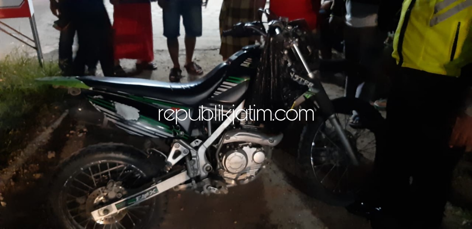 EVAKUASI - Sejumlah petugas Polsek Jenangan mengevakuasi para korban kecelakan dan mengamankan dua motor yang terlibat kecelakaan di JL Raya Desa/Kecamatan Jenangan, Ponorogo, Senin (10/02/2020) malam. 