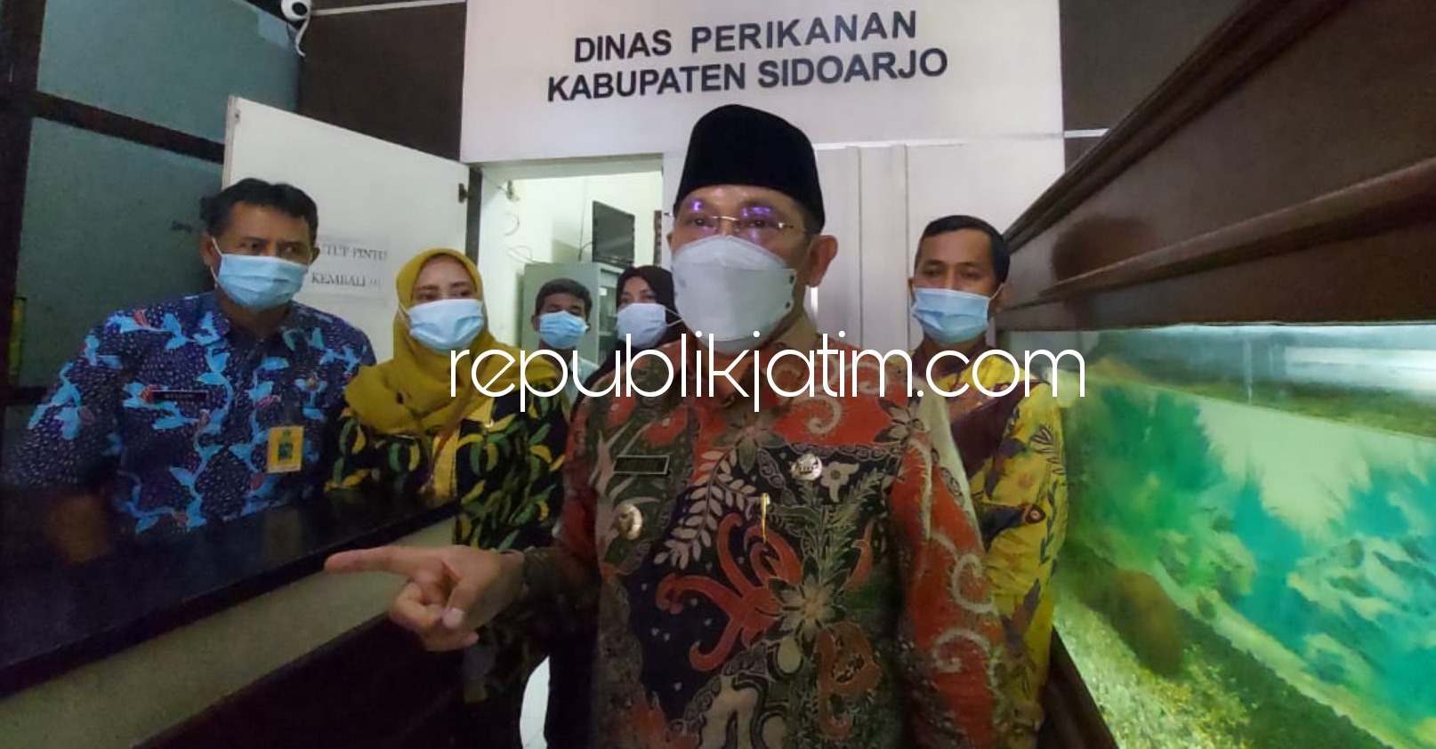 SIDAK - Pj Bupati Sidoarjo, Hudiyono menggelar sidak ke Dinas Perikanan untuk memastikan penyerapan anggaran bisa berjalan maksimal untuk menekan Silpa Tahun 2020, Kamis (11/02/2021).