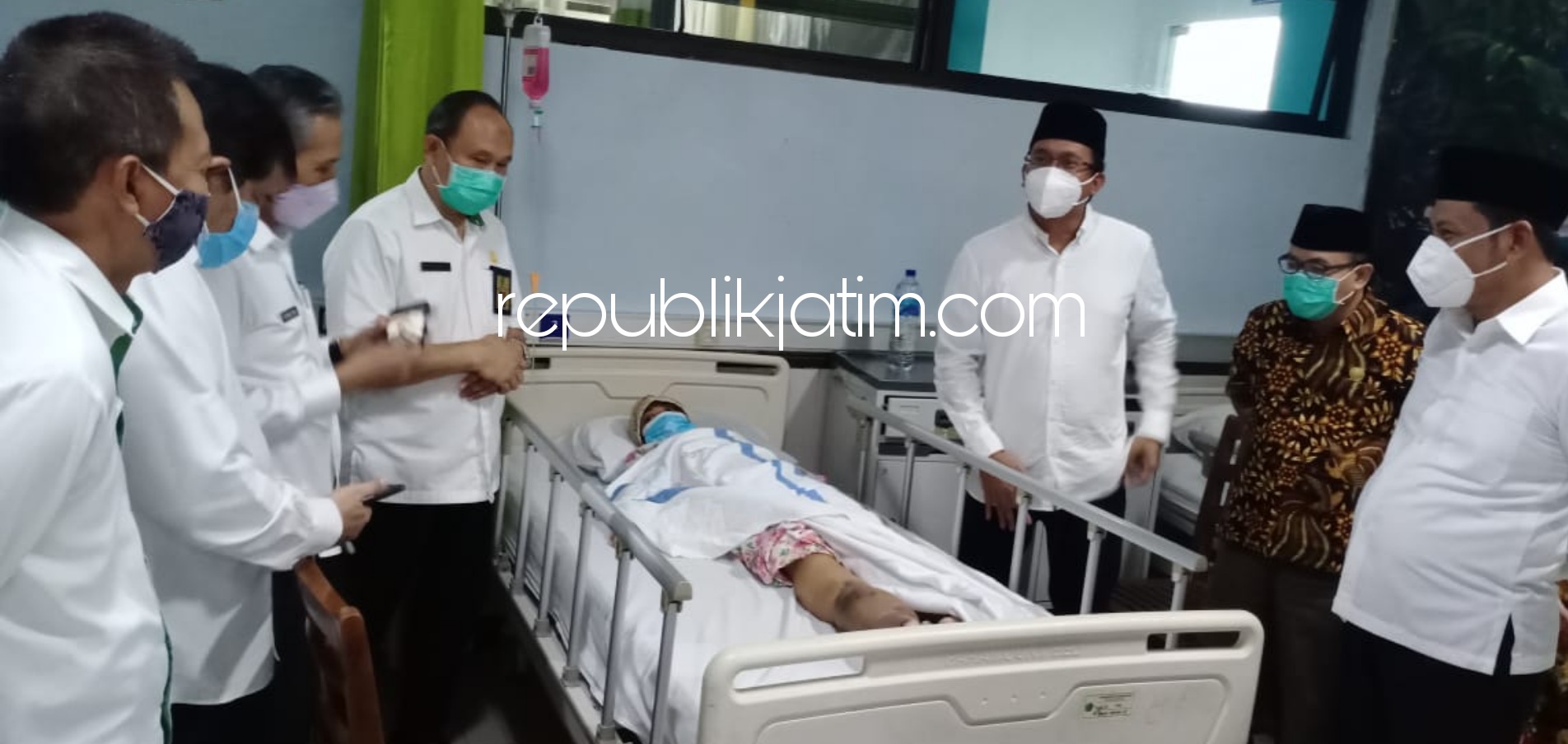 JENGUK - Bupati dan Wakil Bupati Sidoarjo Terpilih, Ahmad Muhdlor Ali dan Subandi (Gus Muhdlor - Subandi) menjenguk penderita kaki gajah, Siti Munasaroh (32) warga Dusun Juwet Selatan, Desa Grabagan, Kecamatan Tulangan di RSUD Sidoarjo, Rabu (10/02/2021).
