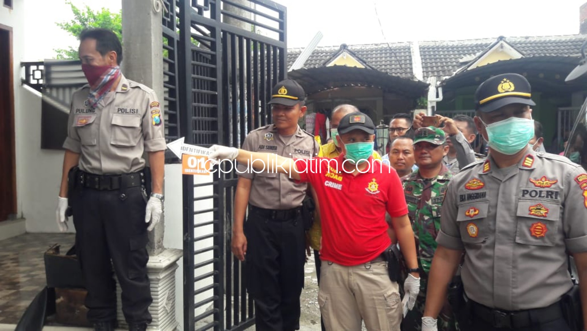 OLAH TKP - Kapolsek Sukodono, AKP Eka Anggriana memimpin olah TKP atas kematian Markus Wiharso (50) karyawan PT Indolog Bhakti Utama warga Perum Griya Sumantoro Blok B, Desa Plumbungan, Kecamatan Sukodono, Sidoarjo, Selasa (11/02/2020).