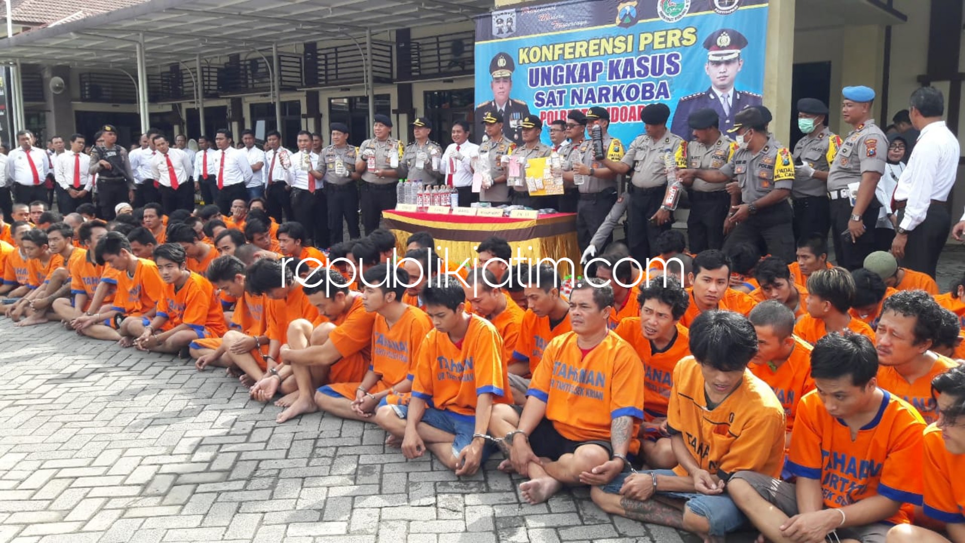 DIPAMERKAN - Kapolresta Sidoarjo, Kombes Pol Zain Dwi Nugroho dan jajaran memamerkan 99 tersangka dan barang bukti peredaran narkoba di Sidoarjo dipamerkan dalam hasil Operasi Tumpas Narkoba Semeru 2019 di Polresta Sidoarjo, Senin (11/02/2019).