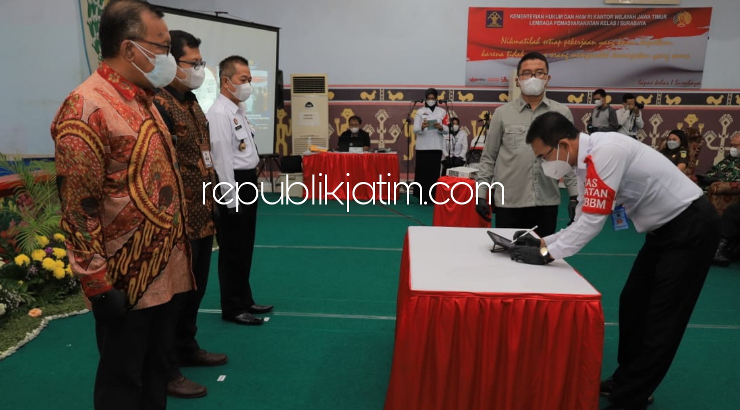 DEKLARASI - Jajaran Kanwil Kumham Jatim kembali menggelar deklarasi janji kinerja dan penandatangan komitmen bersama pembangunan zona integritas untuk UPT Korwil Surabaya yang dipusatkan di Aula Lapas I Surabaya di Porong, Sidoarjo, Kamis (11/02/2021).
