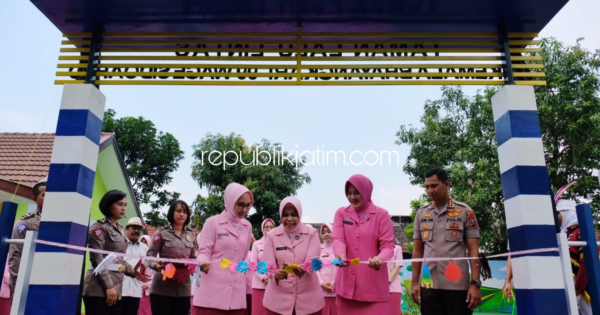 TAMAN LALU LINTAS - Ketua Bhayangkari Daerah Jawa Timur Ny Atik Luki Hermawan didampingi Ketua Bhayangkari Cabang Kota Sidoarjo Ny Wanda Zain meresmikan Taman Lalu Lintas di TK Kemala Bhayangkari 99, Desa Wage, Kecamatan Taman, Sidoarjo, Rabu (12/02/2020)