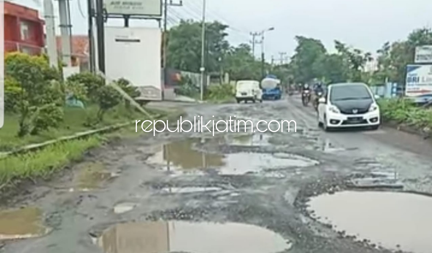 RUSAK - Salah satu kondisi jalan rusak berat yang ada di sejumlah wilayah kecamatan di Sidoarjo yang tak kunjung diperbaiki.