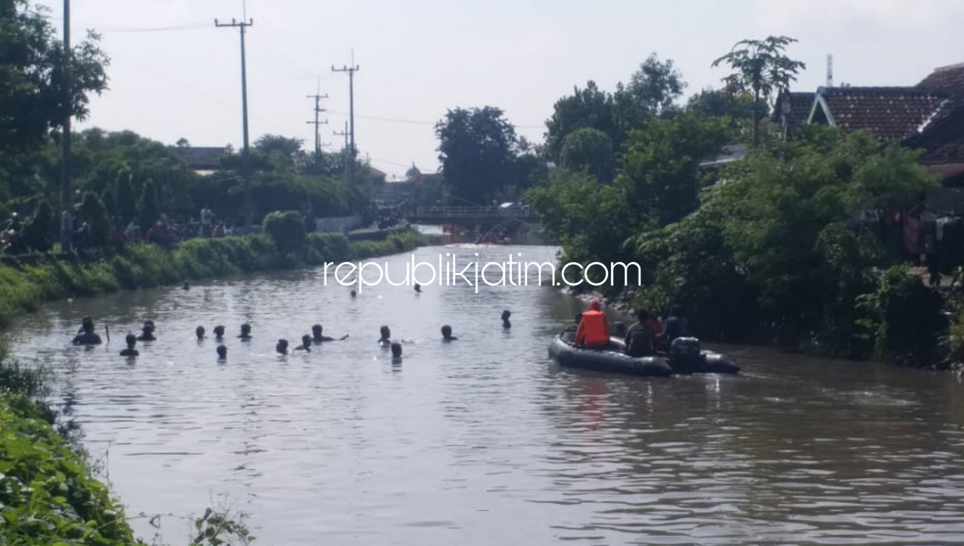 DITEMUKAN - Korban tenggelam ketiga, Ach Dafaldy Baihaqi (13) warga JL Kartini Gang 2, Kelurahan Sidokumpul, Kecamatan Sidoarjo yang juga siswa Kelas VII SMPN 5 Sidoarjo ditemukan di kawasan Desa Blurukidul, Kecamatan Sidoarjo, Kamis (13/02/2020) sore.