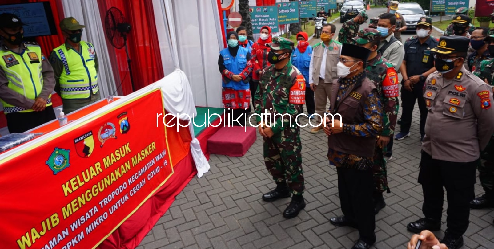 PPKM MIKRO - Pj Bupati Sidoarjo, Hudiyono mendampingi Komandan Korem 084 Bhaskara Jaya Brigjen TNI Herman Hidayat Eko Atmojo mengecek pelaksanaan PPKM Mikro di RW 12 Perumahan Taman Wisata Tropodo, Kecamatan Waru, Sidoarjo, Sabtu (13/02/2021).