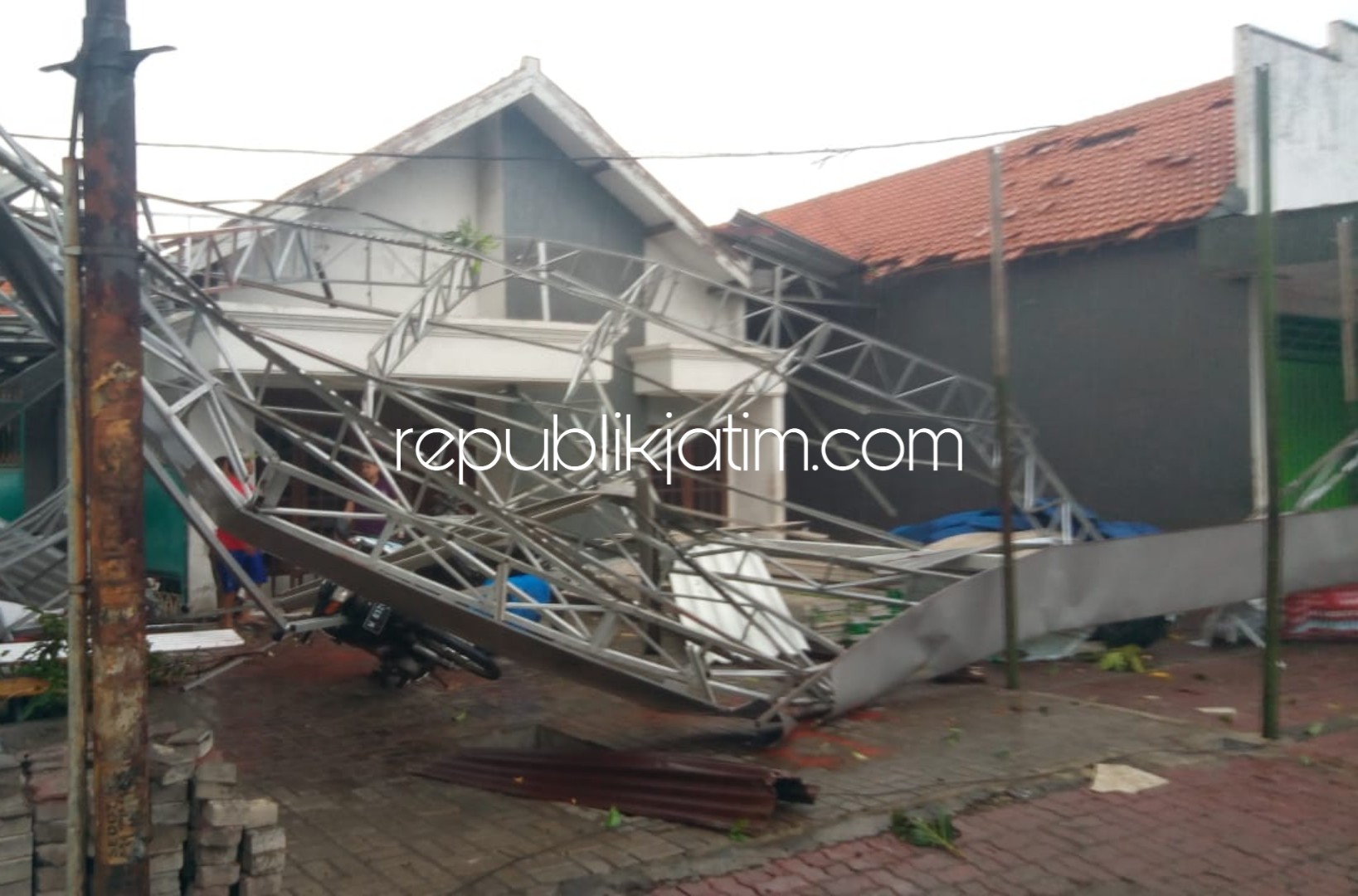 AMBRUK - Salah satu teras rumah warga Sidoarjo yang menjadi korban amukan angin puting beliung, Rabu (13/02/2019) petang.