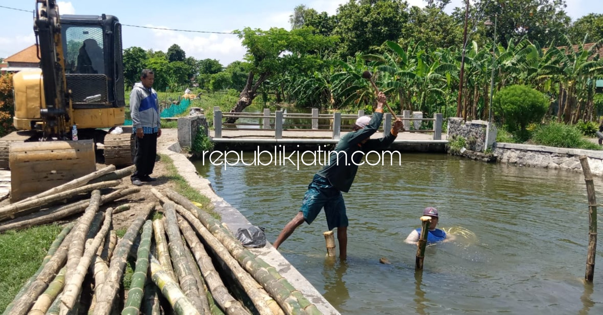 PASANG - Petugas Operasi dan Pemeliharan Dinas Pekerjaan Umum Bina Marga dan Sumber Daya Air (PUBM dan SDA) Pemkab Sidoarjo, Ismuji meninjau lokasi pemasangan contra flow saluran air Desa Kedungbanteng, Kecamatan Tanggulangin, Sidoarjo, Kamis (13/02/2020)