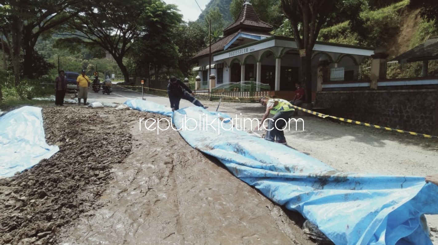 GERAK - Badan JL Raya Ponorogo - Pacitan sampai hari ini masih terus bergerak ambles hingga Dinas PU Bina Marga Pemprov Jatim belum berani membuka jalur dua arah, Sabtu (13/02/2021).
