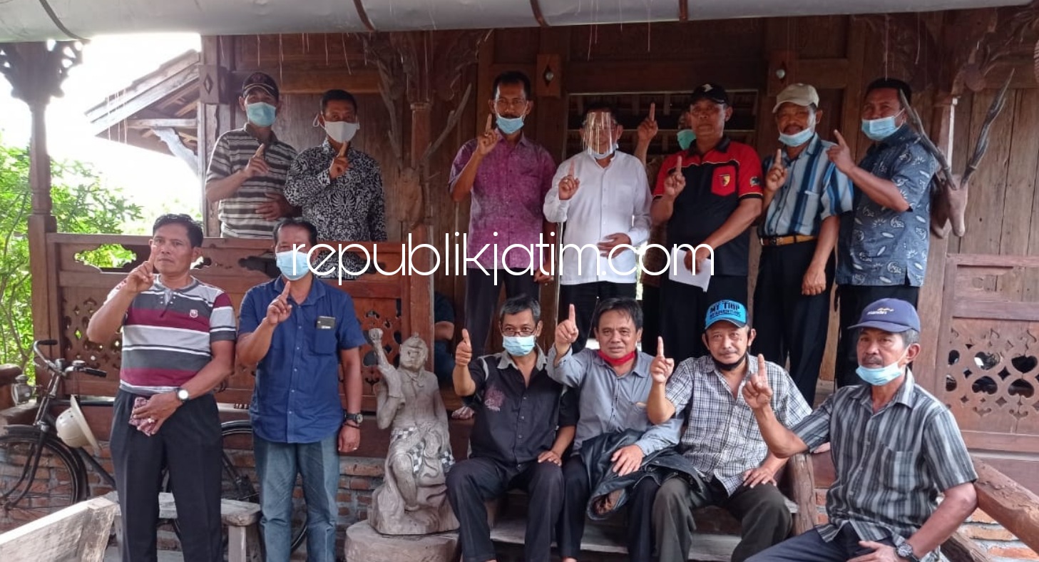 TURUN GUNUNG - Mantan Ketua MPP PAN Jatim, Sugeng (tengah baju putih) saat foto bersama para tokoh di Rumah Makan Kampung Dawet, Ponorogo, Sabtu (13/02/2021). 