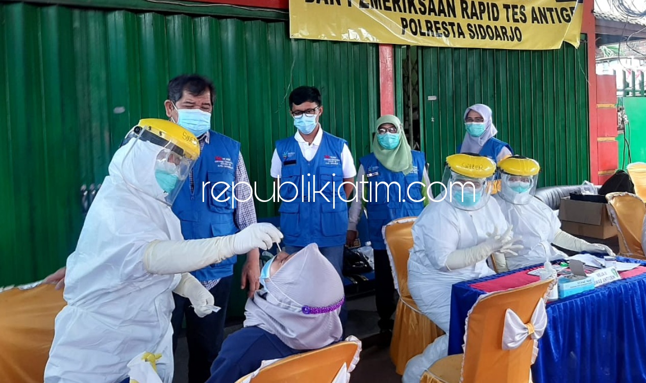 PEMERIKASAAN - Kepala Dinkes Pemkab Sidoarjo, dr syaf Satriawarman bersama jajaran petugas tenaga kesehatan mengecek rapid antigen di posko penyekatan By Pass Krian, Sidoarjo, Sabtu (13/02/2021).