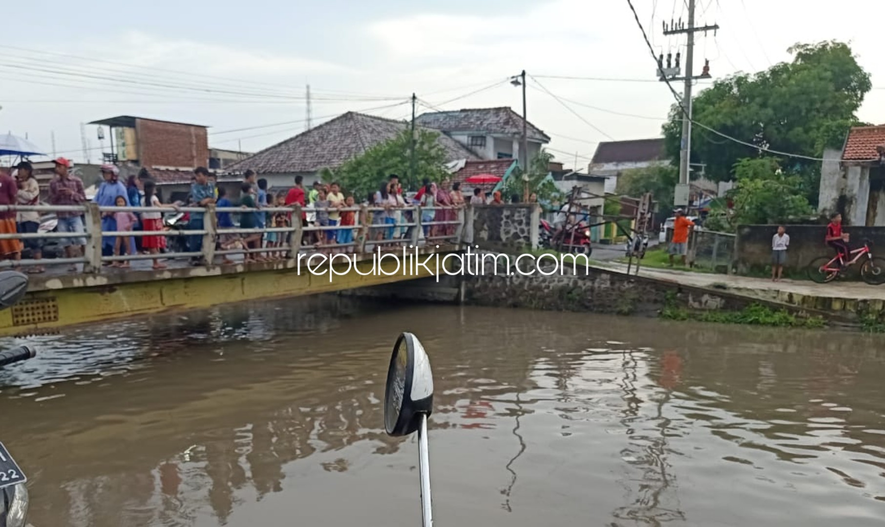 PENCARIAN - Warga dan petugas berusaha mencari daftar 3 siswa SMPN 5 Sidoarjo yang diduga tenggelam di Sungai Pucang, Kecamatan Sidoarjo, Rabu (12/02/2020) petang.