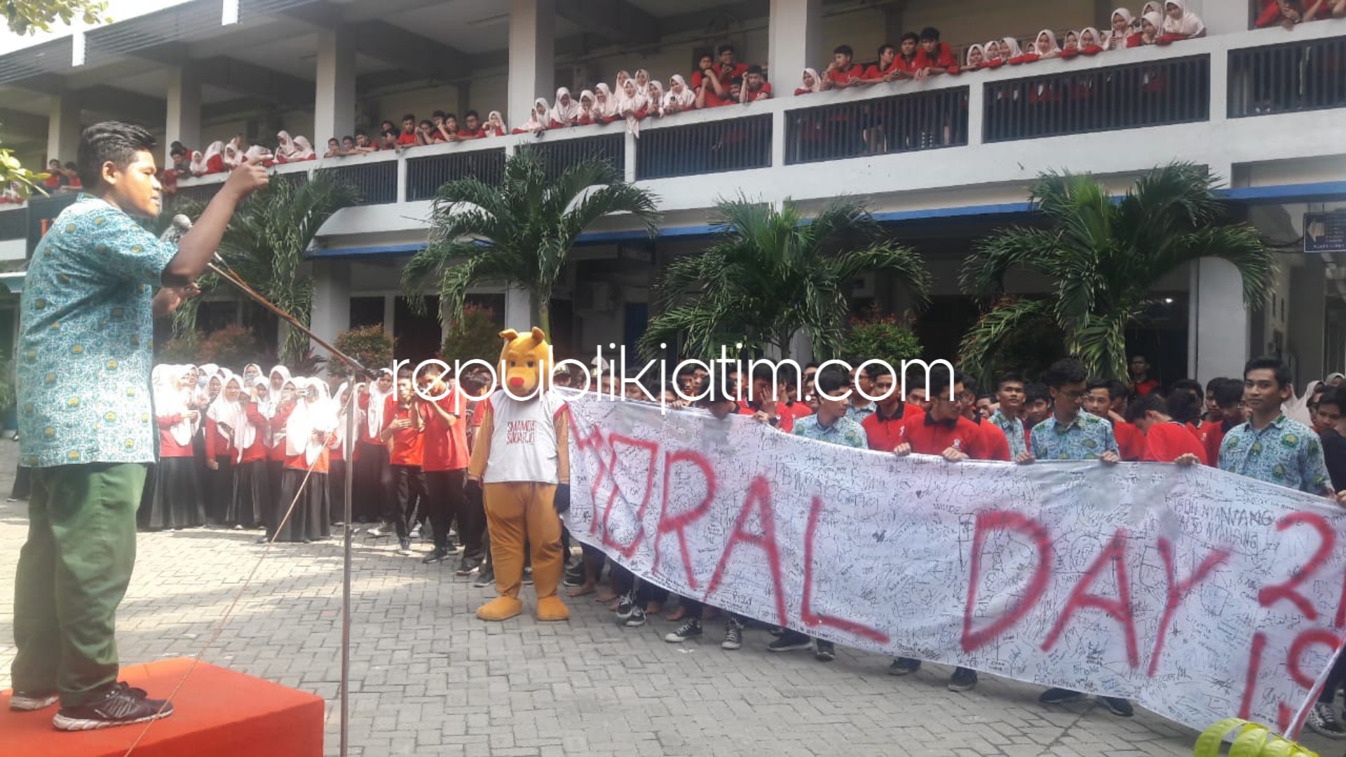 MORAL DAY - Ratusan siswa dan siswi SMA Muhammadiyah 2 (Smamda) Sidoarjo menggelar acara Moral Day sebagai upaya membendung peringatan hari Valentine Day yang jatuh hari ini, Kamis (14/02/2019).