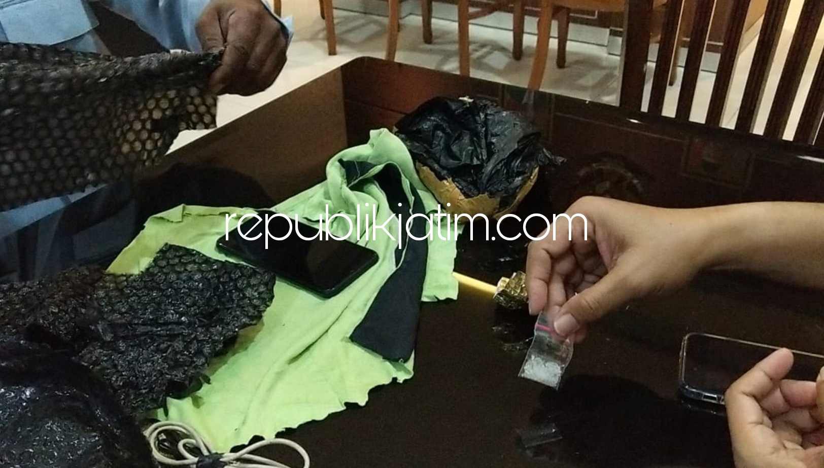 SABU - SABU - Petugas Lapas Kediri berhasil menggagalkan penyelundupan paket berisi serbuk diduga narkotika jenis sabu-sabu dan Hand Phone dengan cara dilempar dari luar tembok Lapas, Sabtu (13/02/2021).