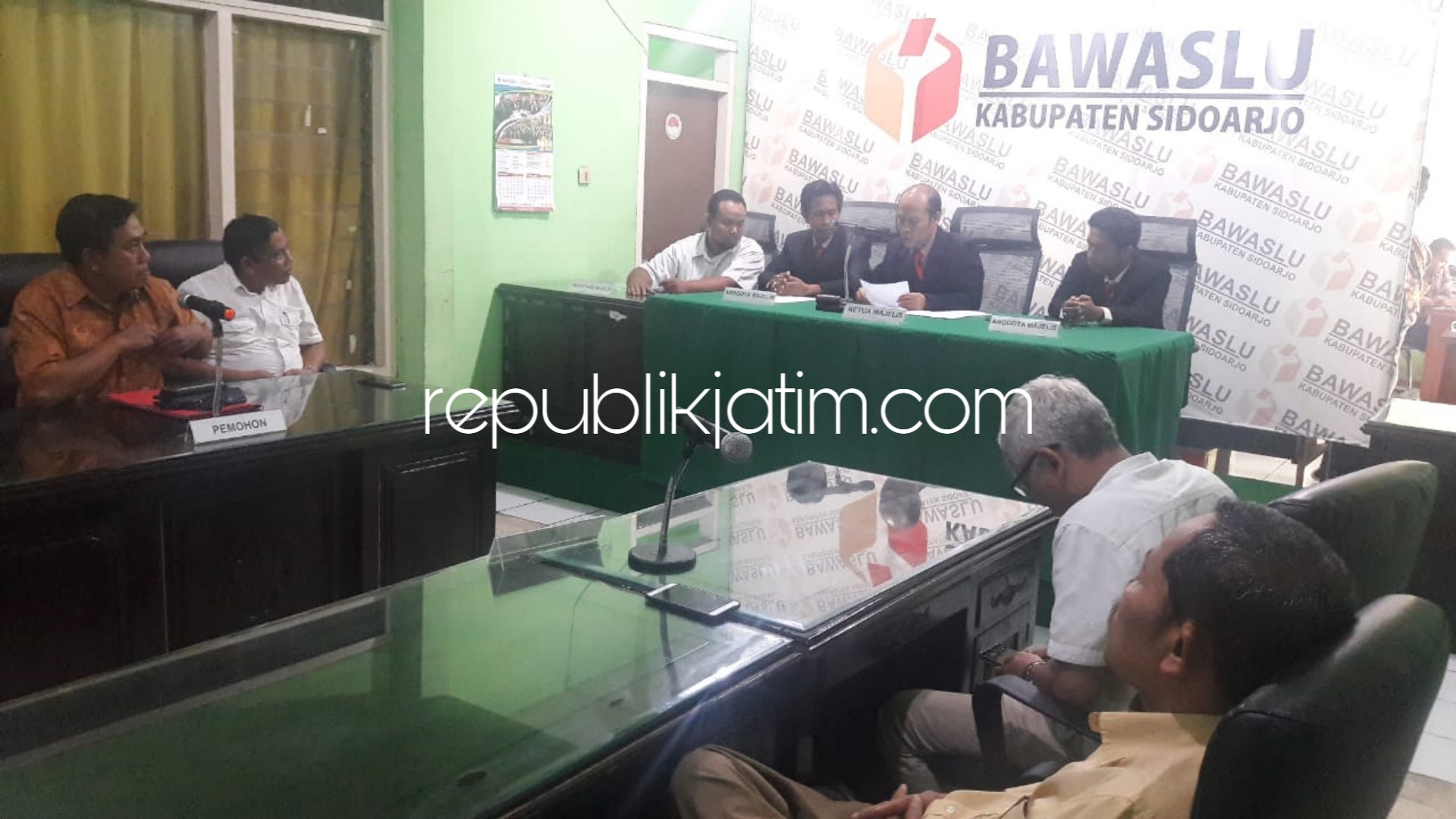 DITOLAK - Majelis hakim menolak gugatan M Rifa'i Caleg Partai Gerindra yang dicoret KPU Sidoarjo lantaran petikan putusan Mahkamah Agung (MA) atas kasus dugaan penggunaan ijazah palsu, Kamis (14/02/2019) sore.