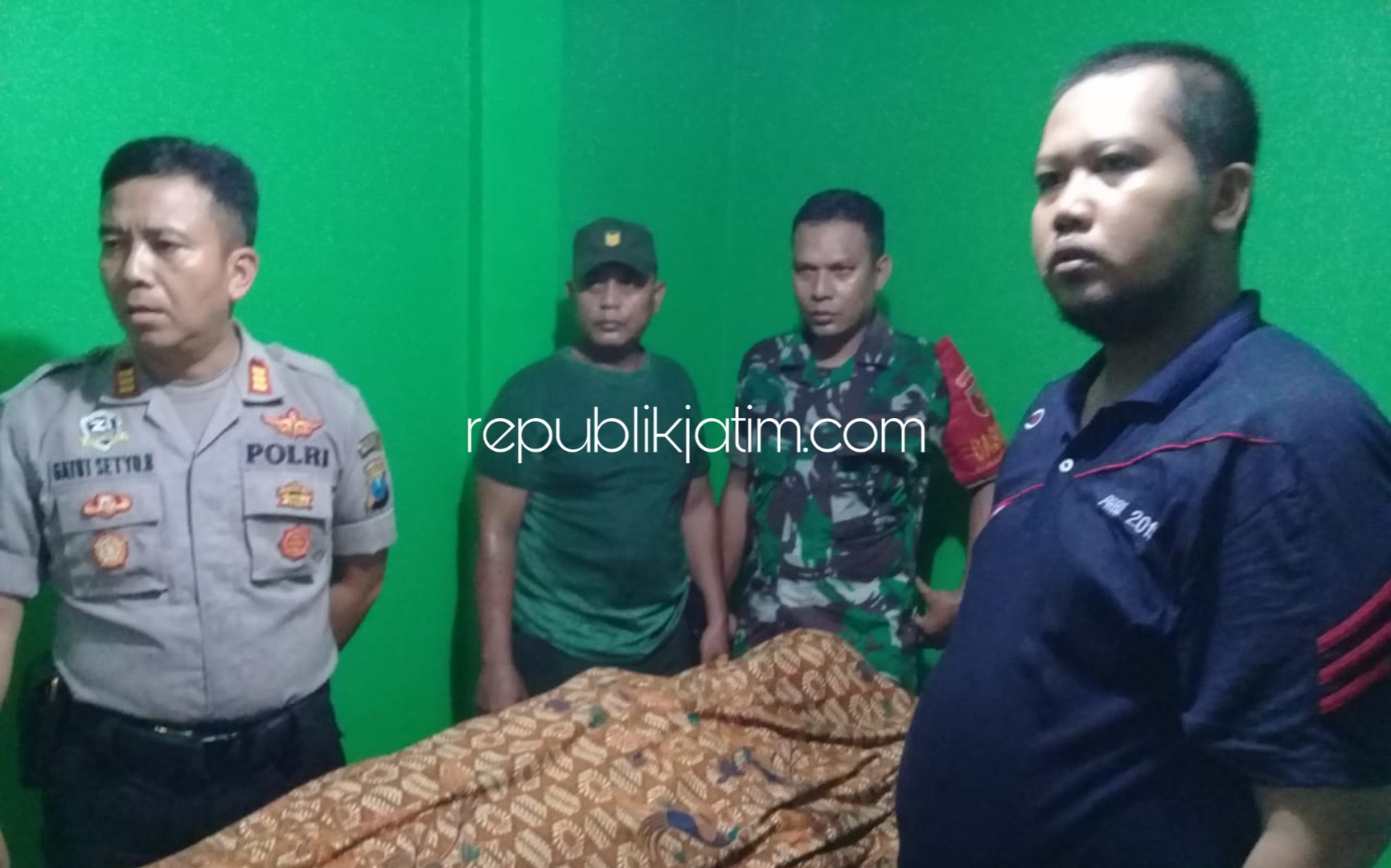 TEWAS - Kapolsek Tulangan, AKP Gatot Setyo Budi menyaksikan tim medis memvisum luar jenazah, Hasyim (61) warga Dusun/Desa Kepatihan, Kecamatan Tulangan, Sidoarjo yang diduga tewas karena tersambar petir di sawahnya, Jumat (14/02/2020) sore.