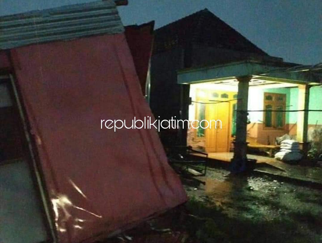 RUSAK - Sekitar 13 bangunan rumah, gudang dan kandang di Desa Segodobancang, Kecamatan Tarik, Sidoarjo rusak bagian atapnya akibat amukan angin puting beliung, Minggu (14/02/2021) petang. 