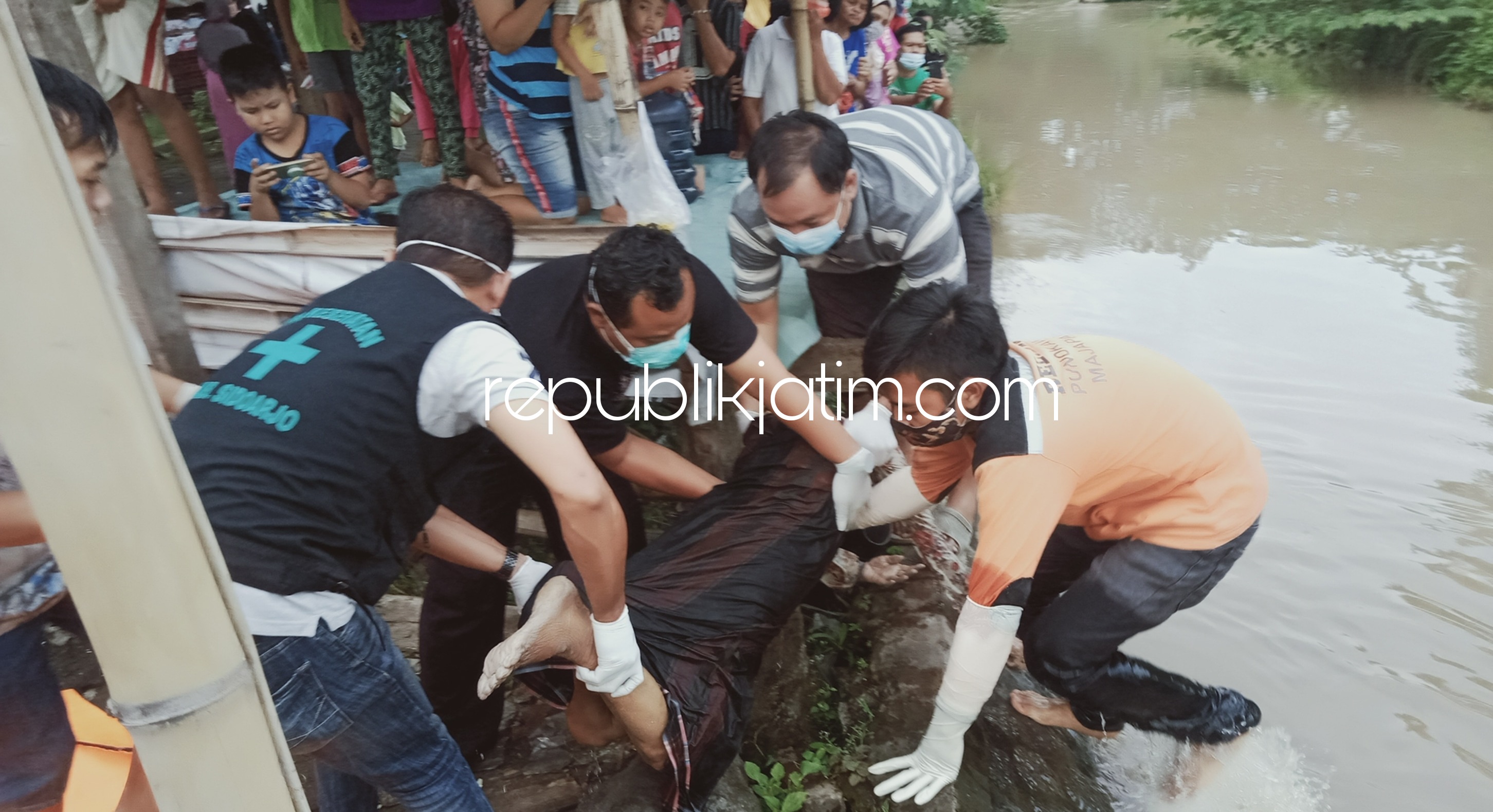 EVAKUASI - Jenazah Nur Khasanah warga Dusun Songol, Desa Tarik, Kecamatan Tarik, Sidoarjo ditemukan dan dievakuasi dari sungai, Minggu (14/02/2021).