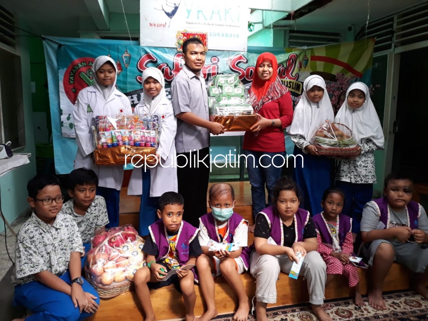SAFARI - Sejumlah siswa SD Al Muslim menggelar safari sosial di Yayasan Kasih Anak Kanker Indoesia (YKAKI) untuk berbagi, Rabu (13/02/2019).