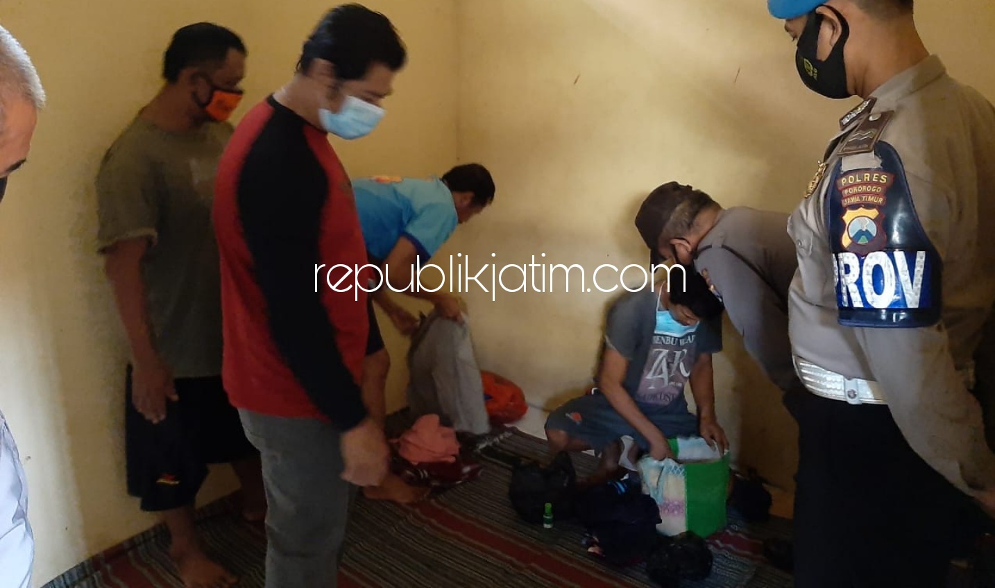 CEK TAHANAN - Kapolsek Sukorejo AKP Beny Hartono memimpin langsung pengecekan dan pemeriksaan ruangan tahanan dan barang bawannya, Senin (15/02/2021).
