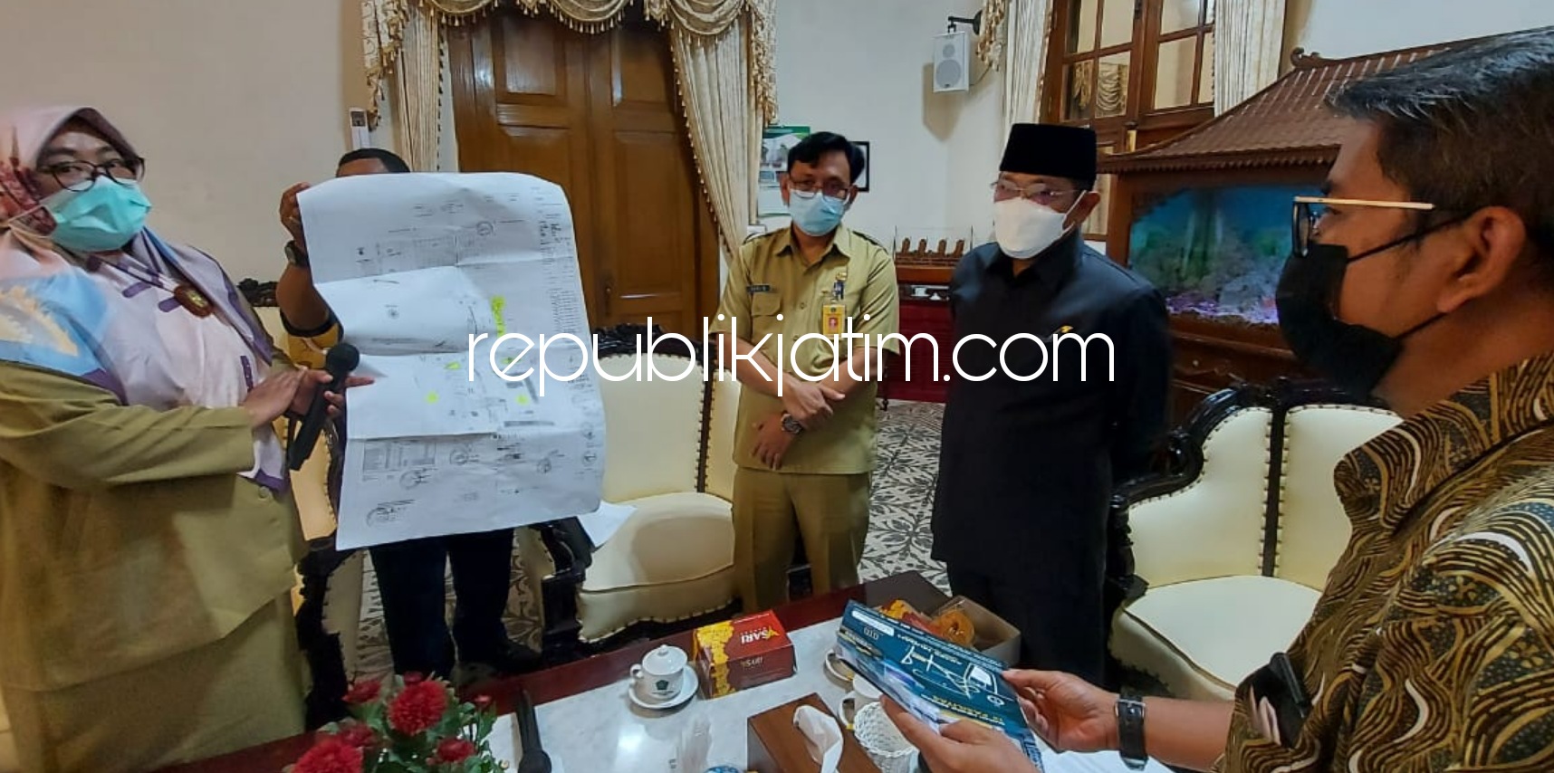 NGADUH - Belasan warga Perumahan Mutiara Regency mendatangi Pj Bupati Sidoarjo, Hudiyono di Pendopo Delta Wibawa untuk mengadukan jalan mereka yang digunakan jalan pembangunan perumahan baru, Senin (15/02/2021).