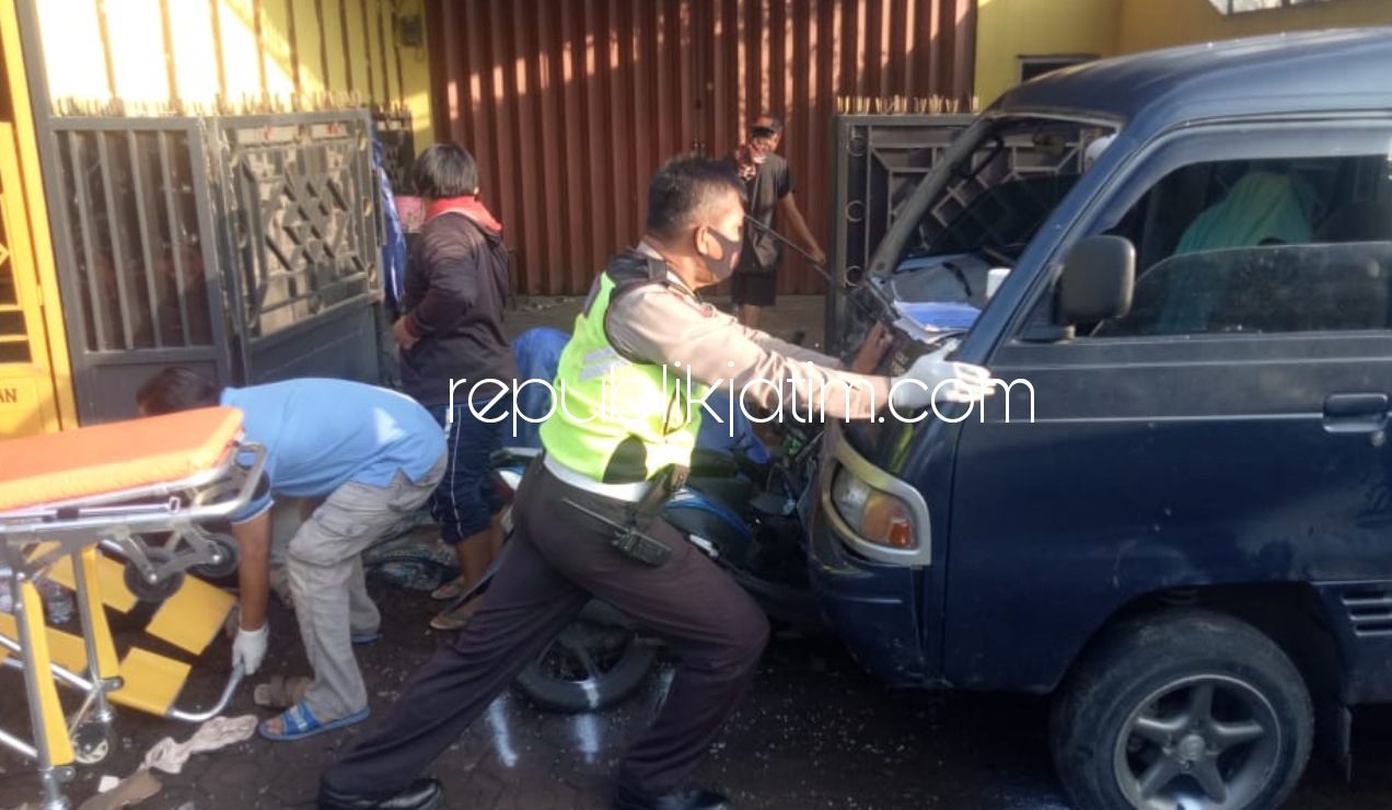 EVAKUASI - Sejumlah petugas Satuan Lantas mengevakuasi para korban kecelakaan beruntun di JL Raya Surabaya - Mojokerto, Desa Kemasan, Kecamatan Krian, Sidoarjo hingga mengakibatkan 1 orang tewas dan 3 terluka, Senin (15/02/2021).