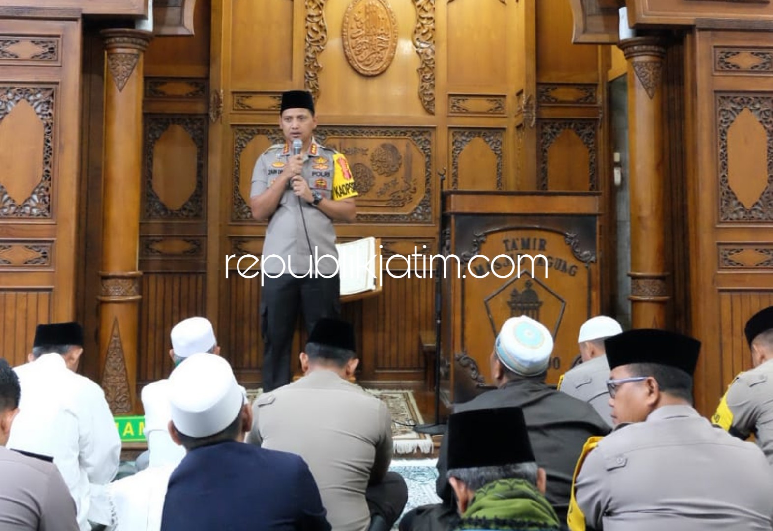 HIMBAUAN - Usai salat berjamaah Subuh, Kapolresta Sidoarjo, Kombes Pol Zain Dwi Nugroho menyampaikan Himbauan Kamtibmas soal Sukseskan Pemilu 2019 ke jamaah di Masjid Agung Sidoarjo, Kamis (14/02/2019).