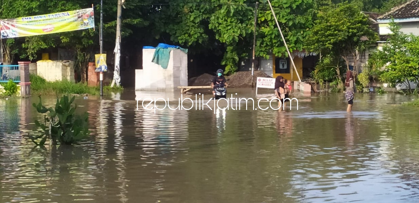BANJIR - Sejumlah warga terpaksa menutup akses JL Desa Sumberejo, Kecamatan Wonoayu menuju Desa Suko, Kecamatan Sidoarjo karena tergenang banjir lebih dari 0,5 meter, Senin (15/02/2021).