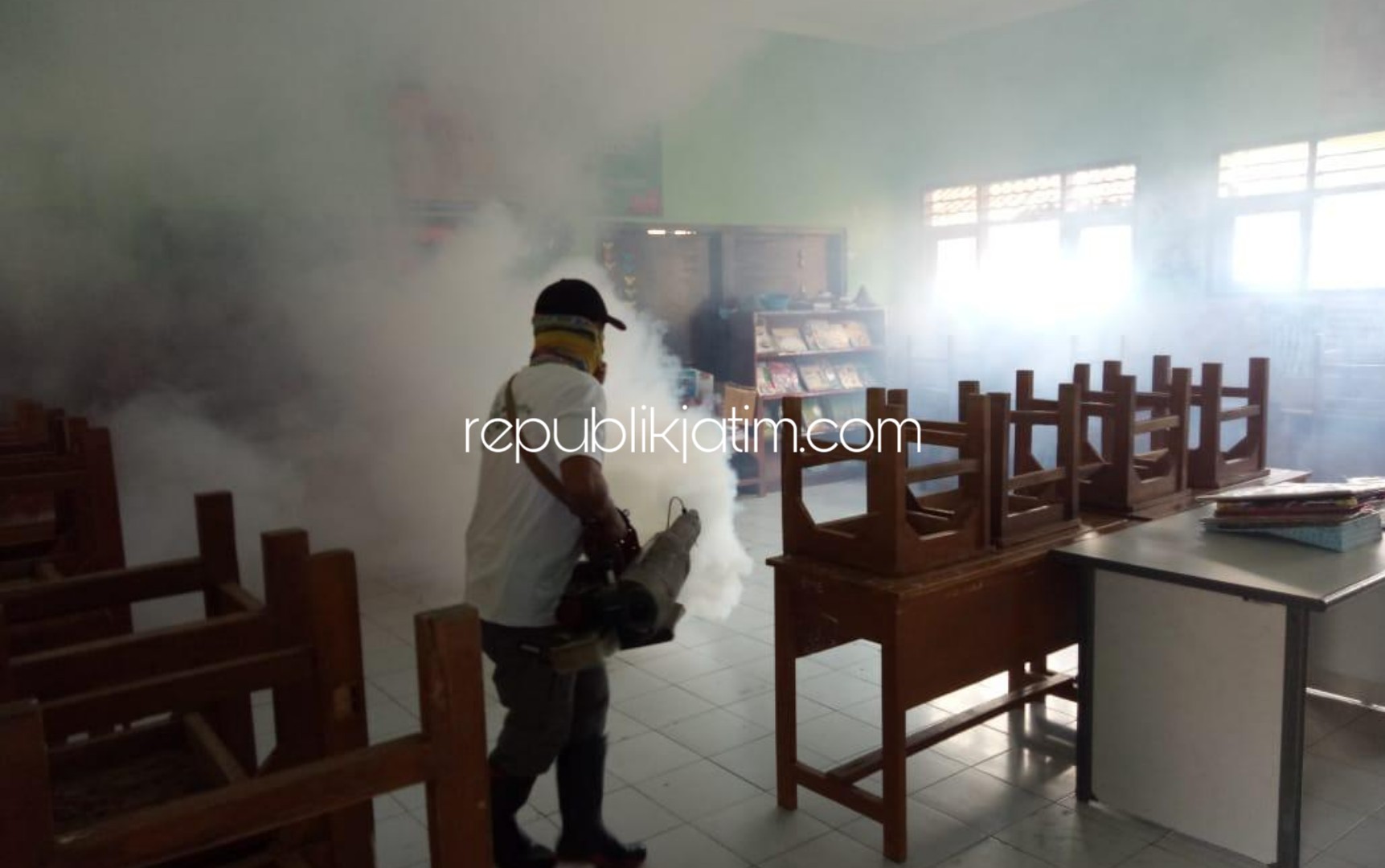FONGGING - Tim Bacabup Sidoarjo, Bambang Haryo Soekartono menggelar fogging rumah penduduk Desa Banjarasri dan Desa Kedungbanteng serta ruang kelas sebagai antisipasi serangan Demam Berdarah (DB) di kedua desa langganan banjir itu, Sabtu (15/02/2020).